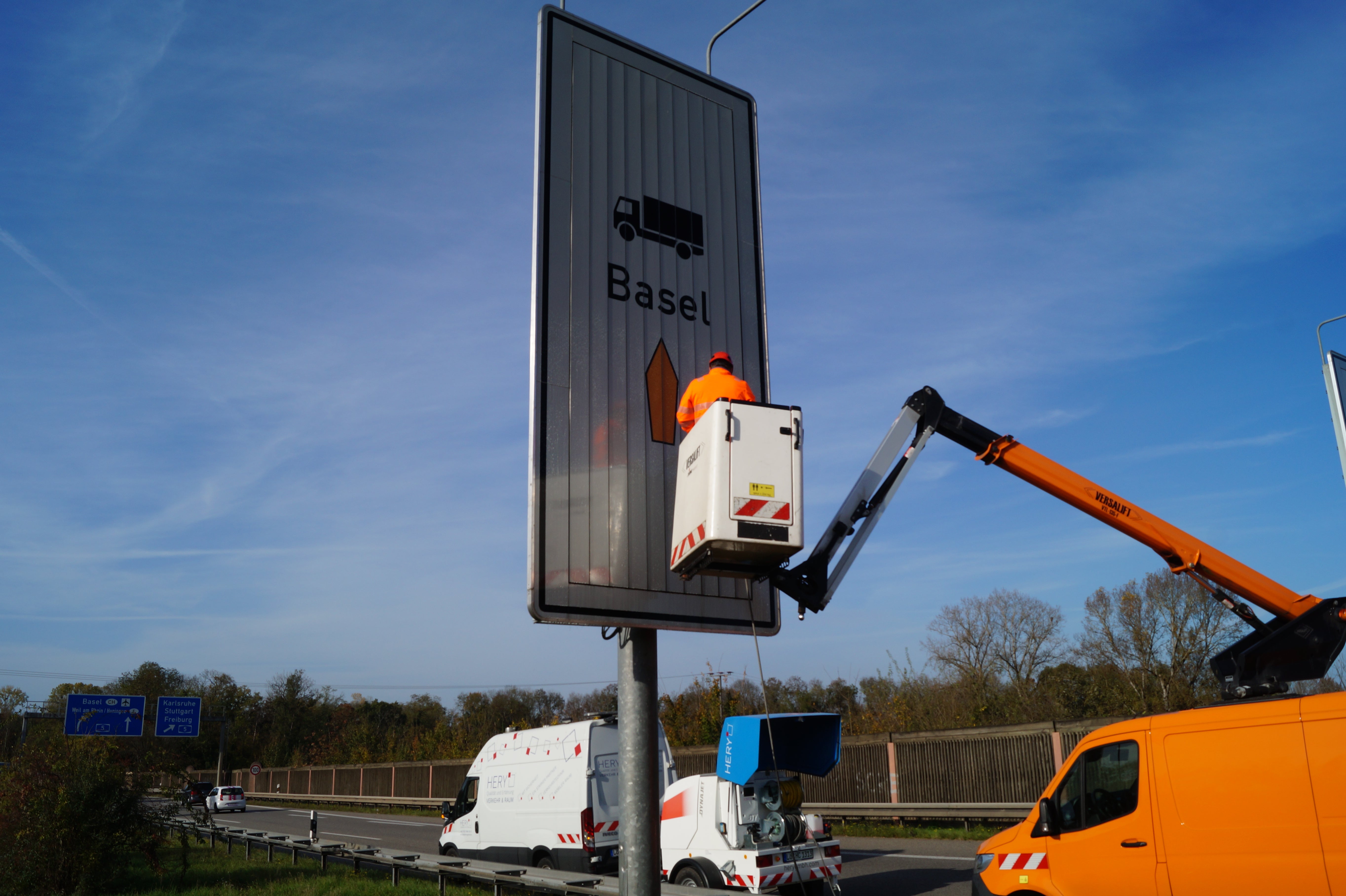 HVFM. Reinigung von Prismenbeschilderung mit Technik von HERY.